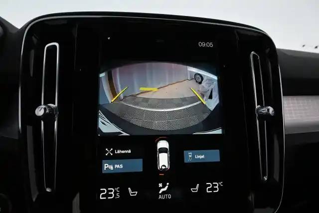 Valkoinen Maastoauto, Volvo XC40 – IZK-753