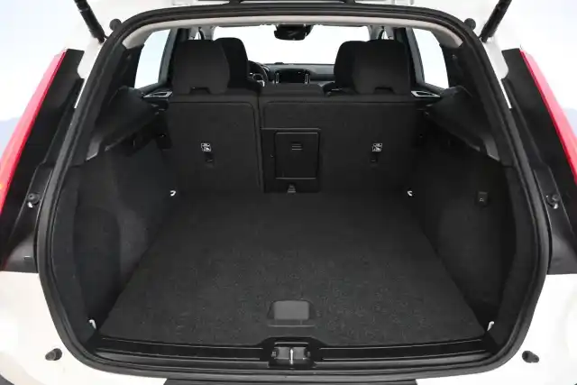 Valkoinen Maastoauto, Volvo XC40 – IZK-753
