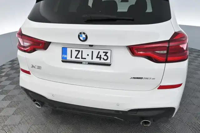 Valkoinen Maastoauto, BMW X3 – IZL-143