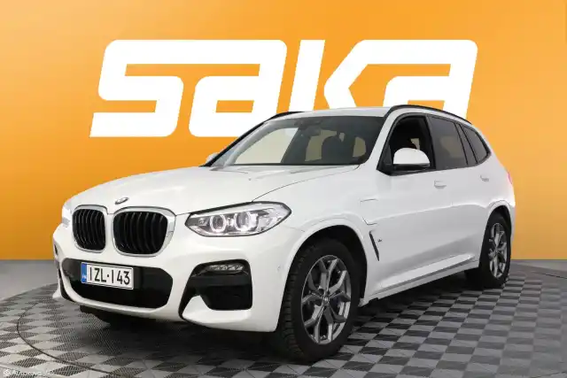 Valkoinen Maastoauto, BMW X3 – IZL-143