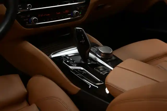 Sininen Farmari, BMW 520 – IZM-472