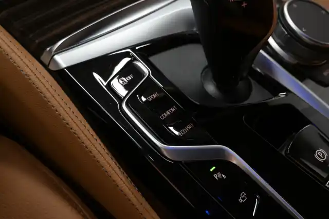 Sininen Farmari, BMW 520 – IZM-472