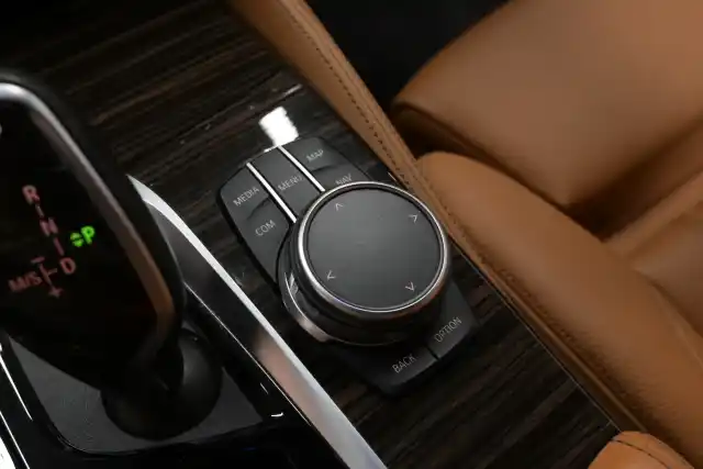 Sininen Farmari, BMW 520 – IZM-472