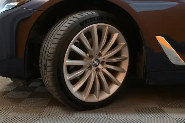 Sininen Farmari, BMW 520 – IZM-472
