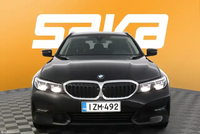 Musta Farmari, BMW 330 – IZM-492