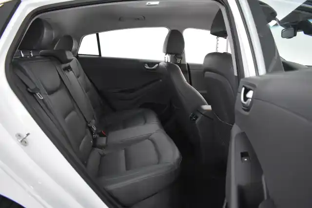 Valkoinen Viistoperä, Hyundai IONIQ plug-in – IZM-587