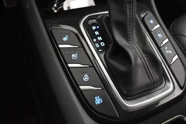 Valkoinen Viistoperä, Hyundai IONIQ plug-in – IZM-587