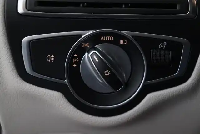 Harmaa Coupe, Mercedes-Benz C – IZM-737