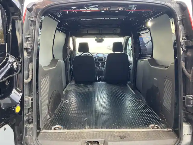Musta Pakettiauto, Ford Transit Connect – IZM-887