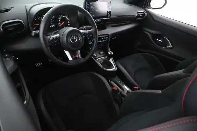Valkoinen Viistoperä, Toyota GR Yaris – IZM-905