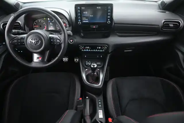 Valkoinen Viistoperä, Toyota GR Yaris – IZM-905