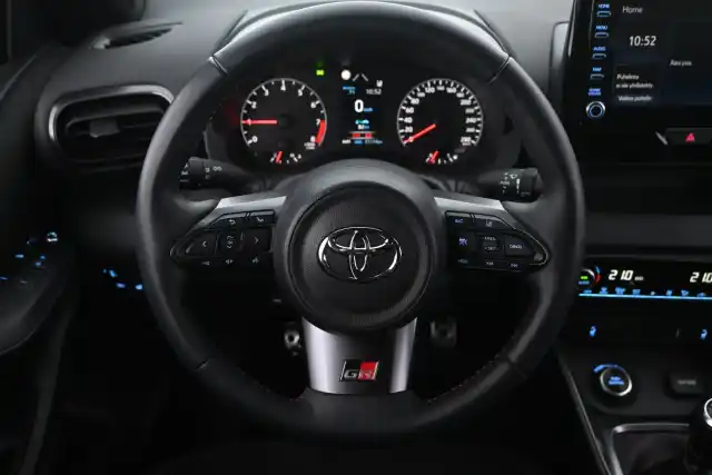 Valkoinen Viistoperä, Toyota GR Yaris – IZM-905
