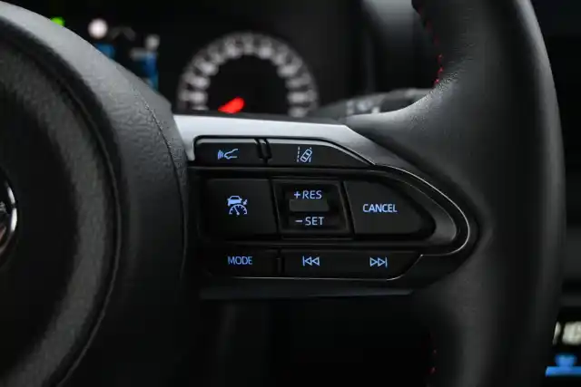 Valkoinen Viistoperä, Toyota GR Yaris – IZM-905