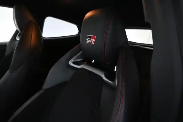 Valkoinen Viistoperä, Toyota GR Yaris – IZM-905