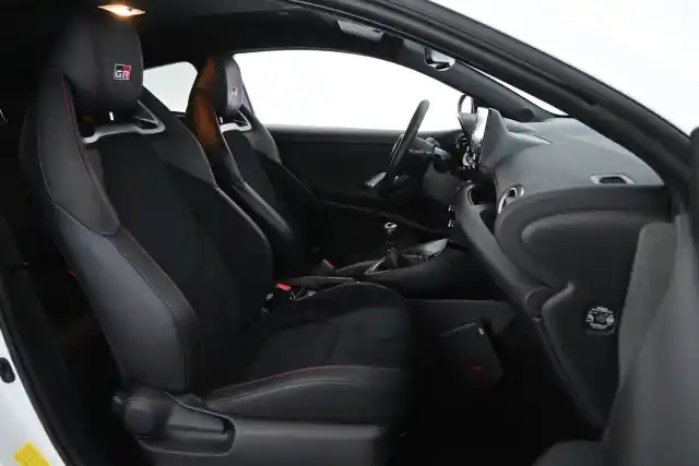 Valkoinen Viistoperä, Toyota GR Yaris – IZM-905