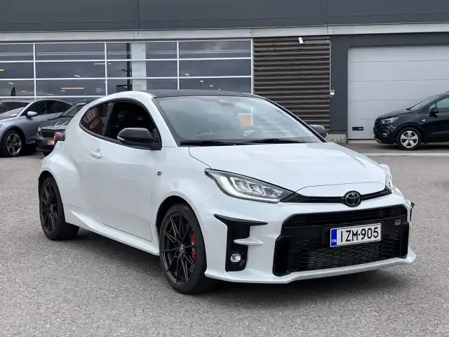 Valkoinen Viistoperä, Toyota GR Yaris – IZM-905