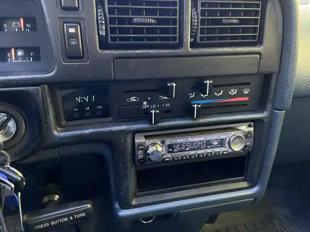 Sininen Henkilöauto, Toyota 4Runner – JAN-345
