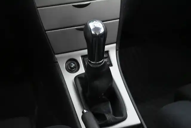 Musta Farmari, Toyota Corolla – JGF-380