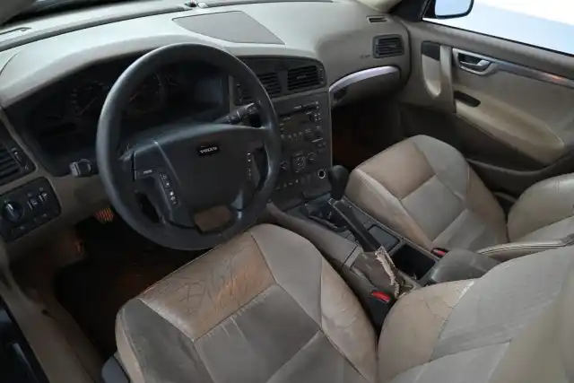 Harmaa Henkilöauto, Volvo V70 – JGR-596