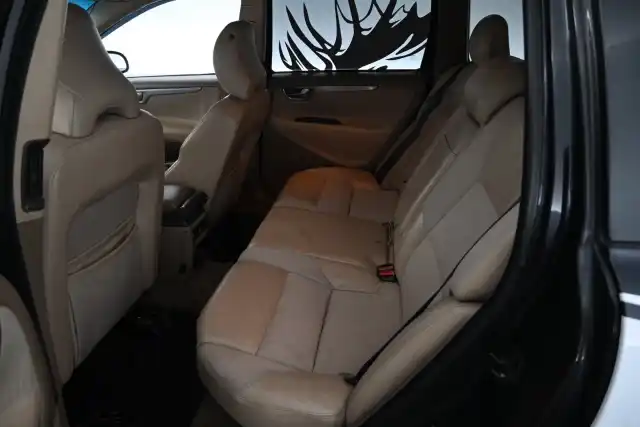 Harmaa Henkilöauto, Volvo V70 – JGR-596