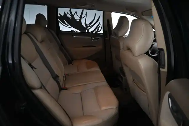Harmaa Henkilöauto, Volvo V70 – JGR-596