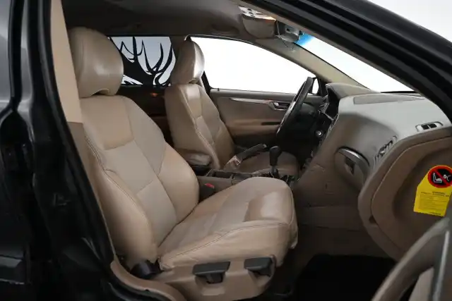 Harmaa Henkilöauto, Volvo V70 – JGR-596