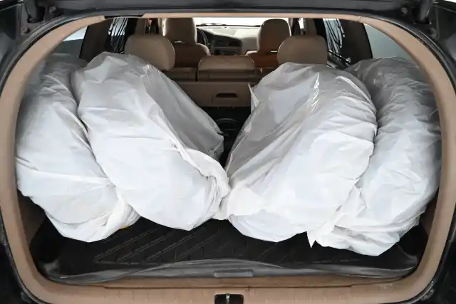 Harmaa Henkilöauto, Volvo V70 – JGR-596