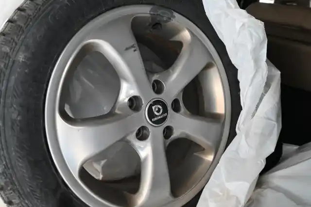 Harmaa Henkilöauto, Volvo V70 – JGR-596