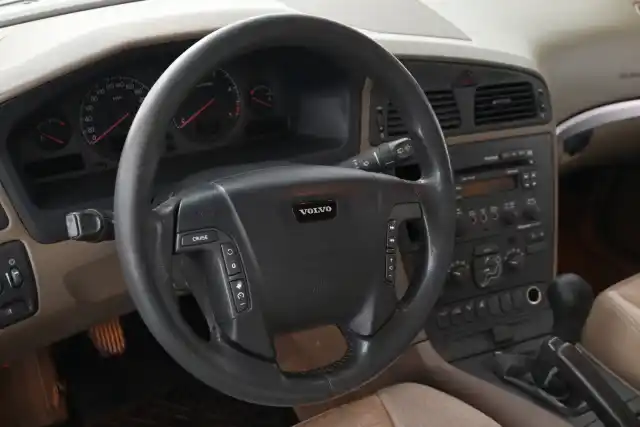Harmaa Henkilöauto, Volvo V70 – JGR-596