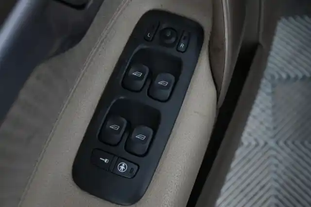 Harmaa Henkilöauto, Volvo V70 – JGR-596
