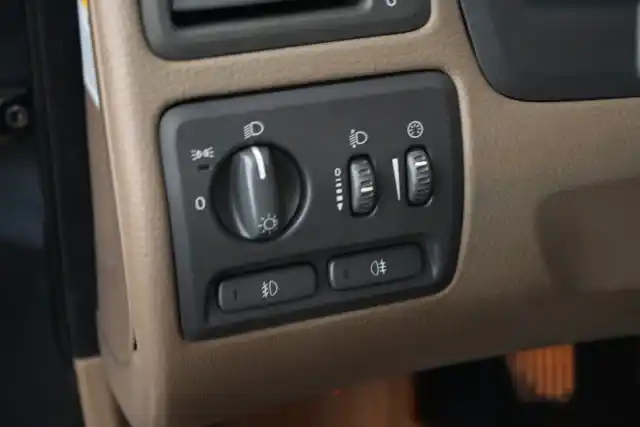 Harmaa Henkilöauto, Volvo V70 – JGR-596