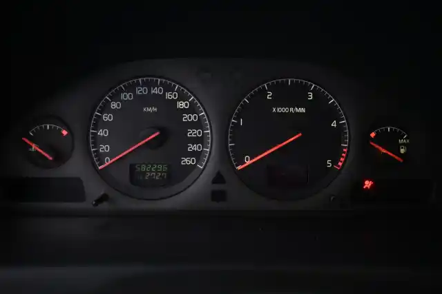 Harmaa Henkilöauto, Volvo V70 – JGR-596