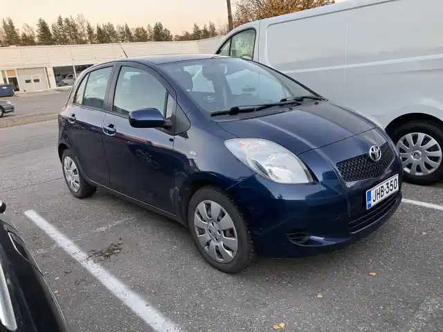 Sininen Viistoperä, Toyota Yaris – JHB-350