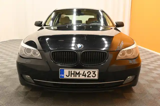 Musta Sedan, BMW 520 – JHM-423