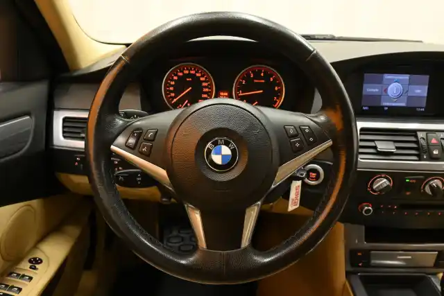 Musta Sedan, BMW 520 – JHM-423