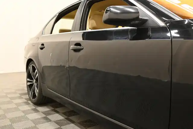 Musta Sedan, BMW 520 – JHM-423