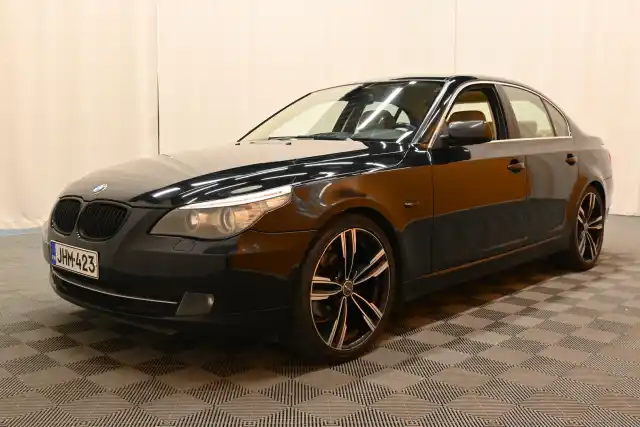 Musta Sedan, BMW 520 – JHM-423