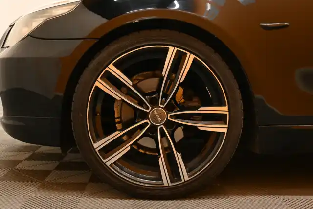 Musta Sedan, BMW 520 – JHM-423