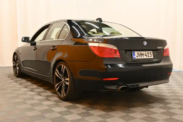 Musta Sedan, BMW 520 – JHM-423