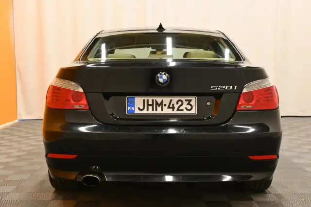 Musta Sedan, BMW 520 – JHM-423