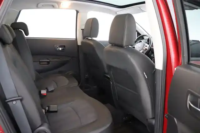 Punainen Maastoauto, Nissan Qashqai+2 – JHR-988