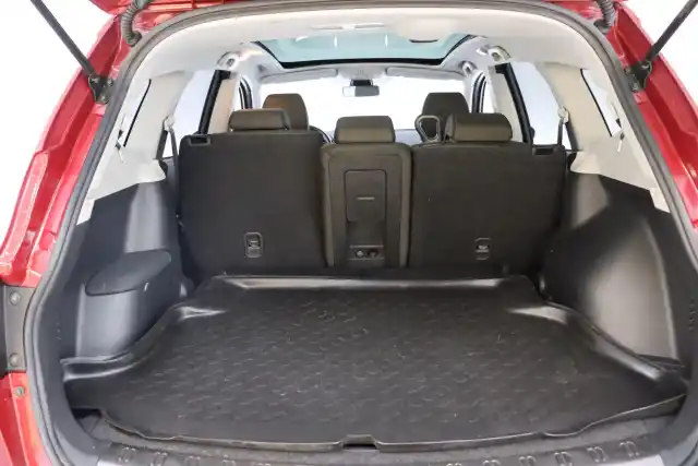 Punainen Maastoauto, Nissan Qashqai+2 – JHR-988