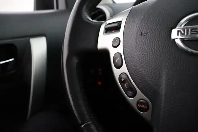 Punainen Maastoauto, Nissan Qashqai+2 – JHR-988
