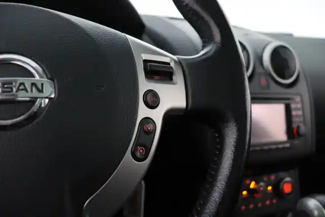 Punainen Maastoauto, Nissan Qashqai+2 – JHR-988