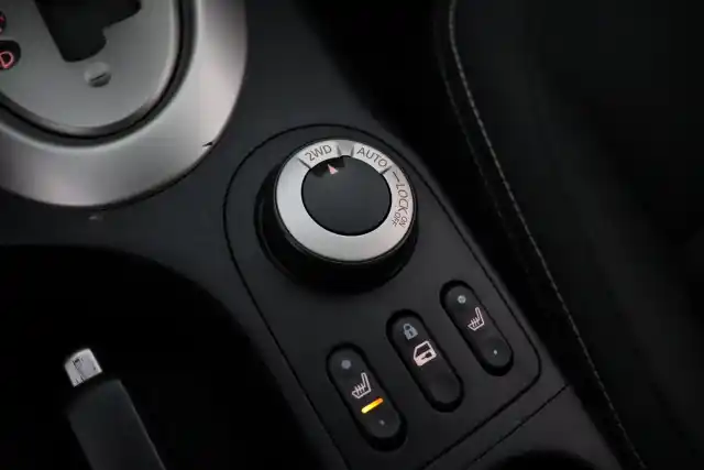 Punainen Maastoauto, Nissan Qashqai+2 – JHR-988