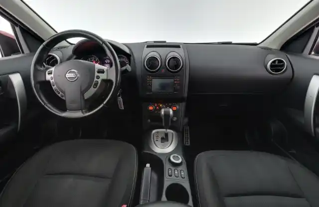 Punainen Maastoauto, Nissan Qashqai+2 – JHR-988