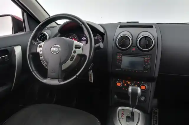 Punainen Maastoauto, Nissan Qashqai+2 – JHR-988