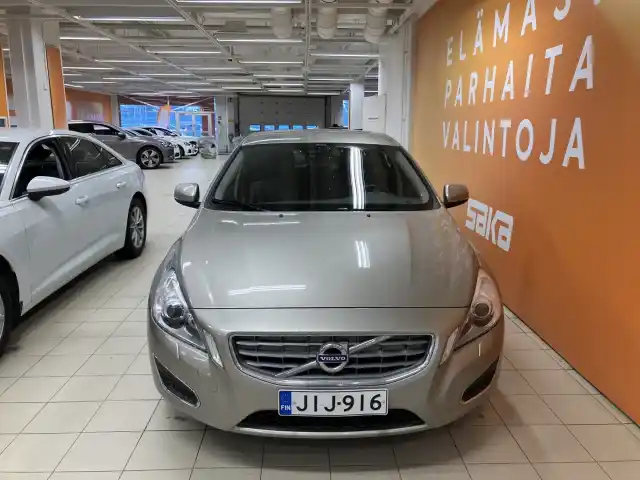 Beige Sedan, Volvo S60 – JIJ-916