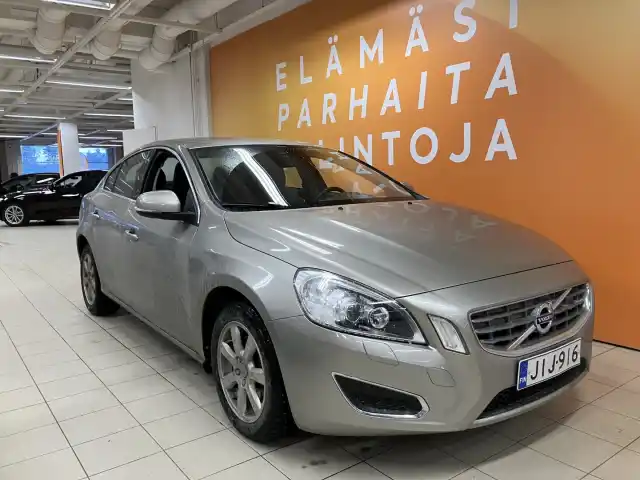 Beige Sedan, Volvo S60 – JIJ-916