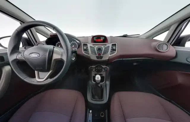 Musta Viistoperä, Ford Fiesta – JIK-195